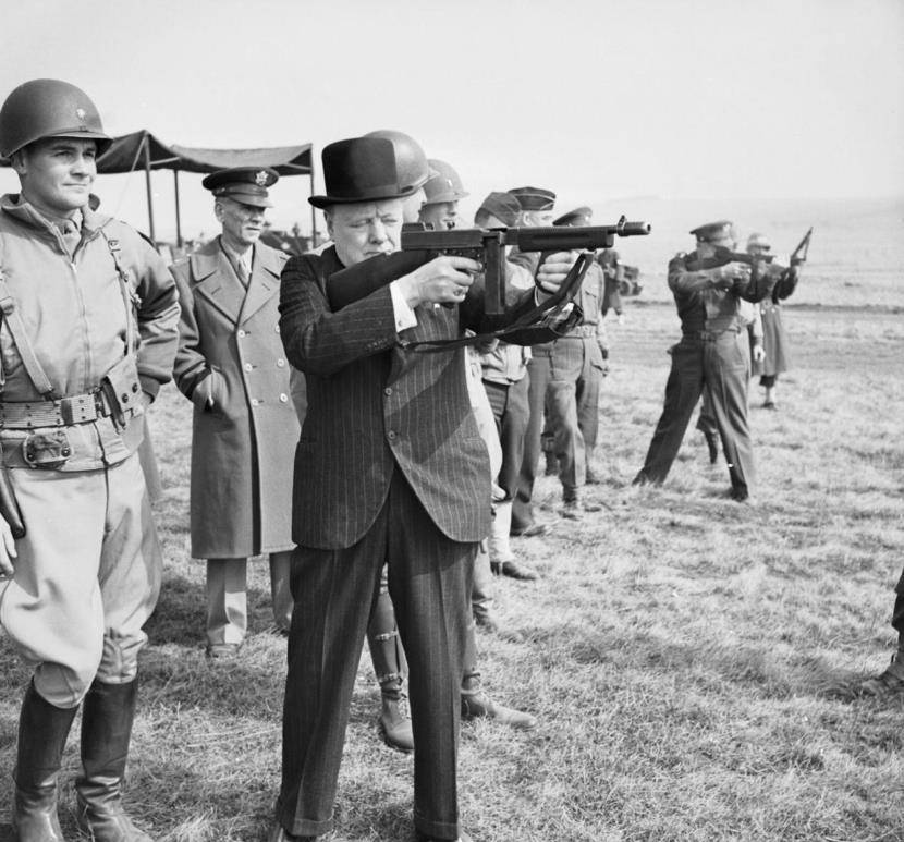 中,丘吉尔身材肥胖,大腹便便,要么叼着雪茄,做出招牌式的v形胜利手势