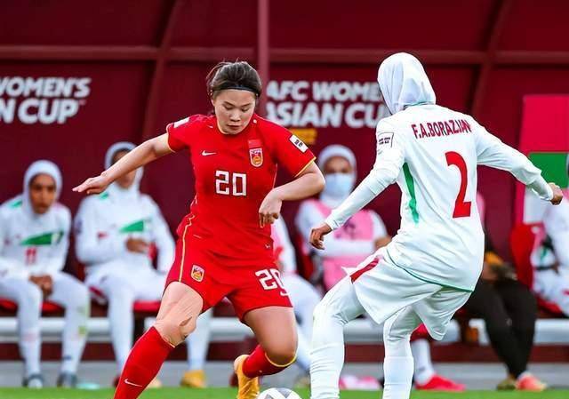 穿衣不露胳膊大腿,专门成立警察抓露头发,伊朗女性为何放不开?