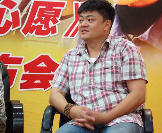 个叫高亮的儿子,现在也是一位有头有脸的演员了,高亮不仅长得比高明帅