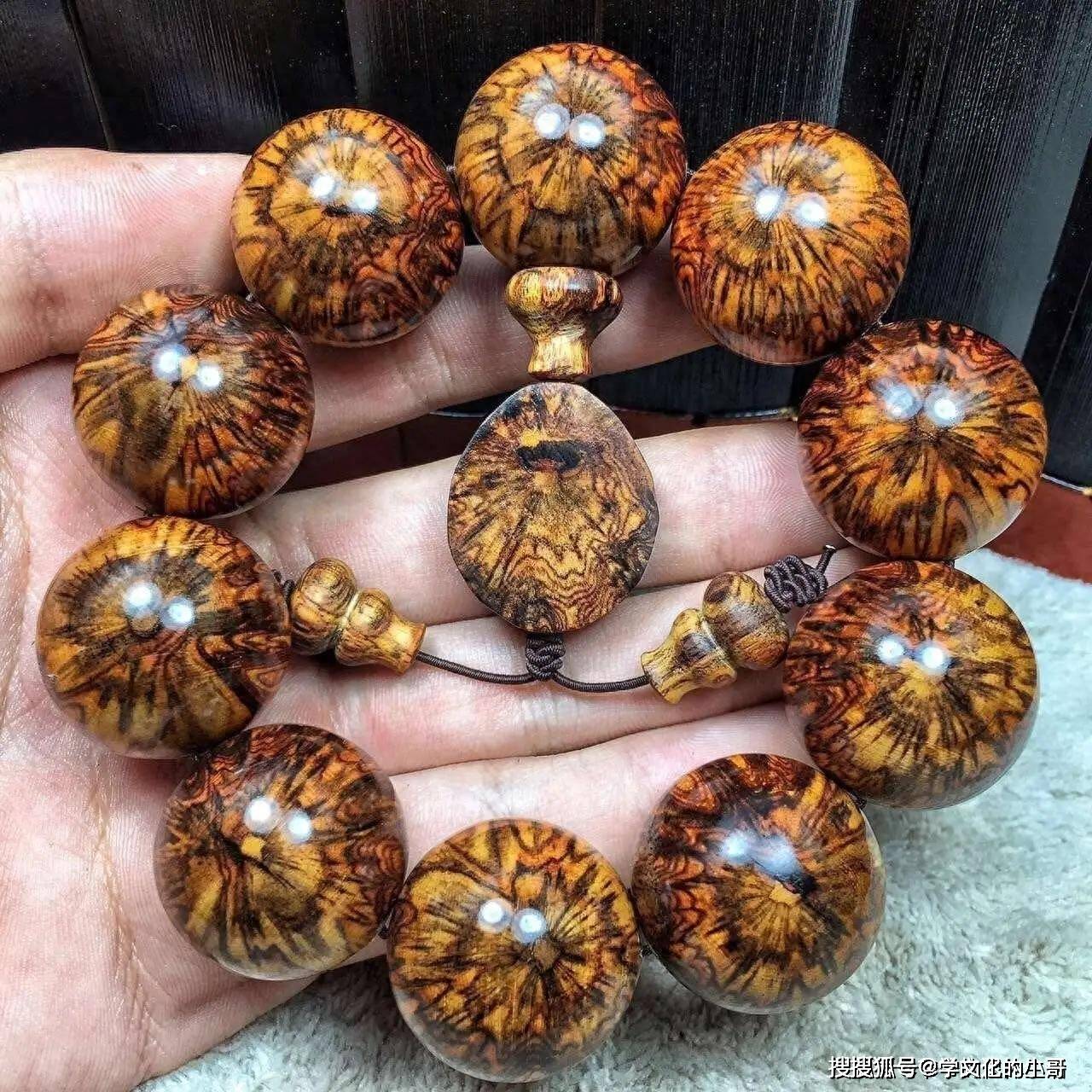 目前市面上可以充当黄花梨的材料有:藤香木,老挝花梨,紫檀柳,紫花梨.