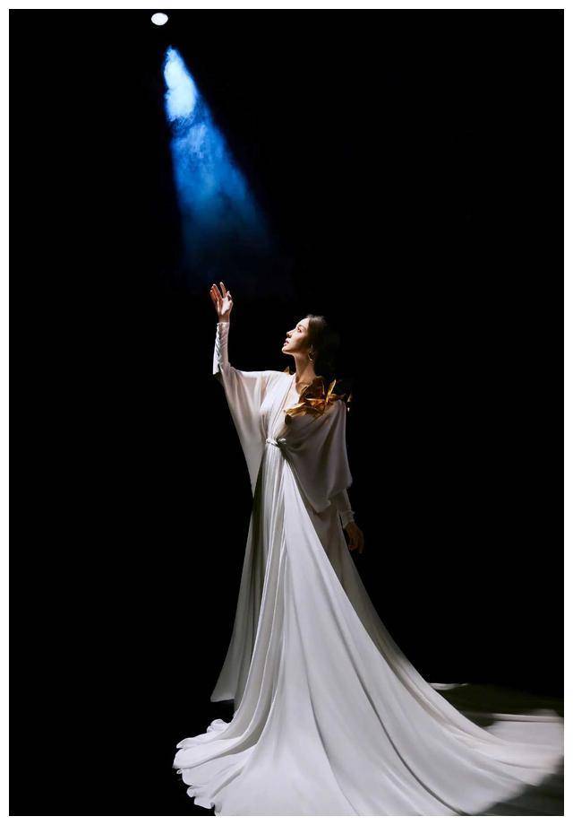 美女明星古力娜扎除夕营业照,神采奕奕!_魅力_成功_照片