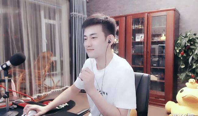 "拓跋哄哄"在阿哲出镜间豪刷"帝王套",把城堡,美人鱼,邮轮,火箭等礼物