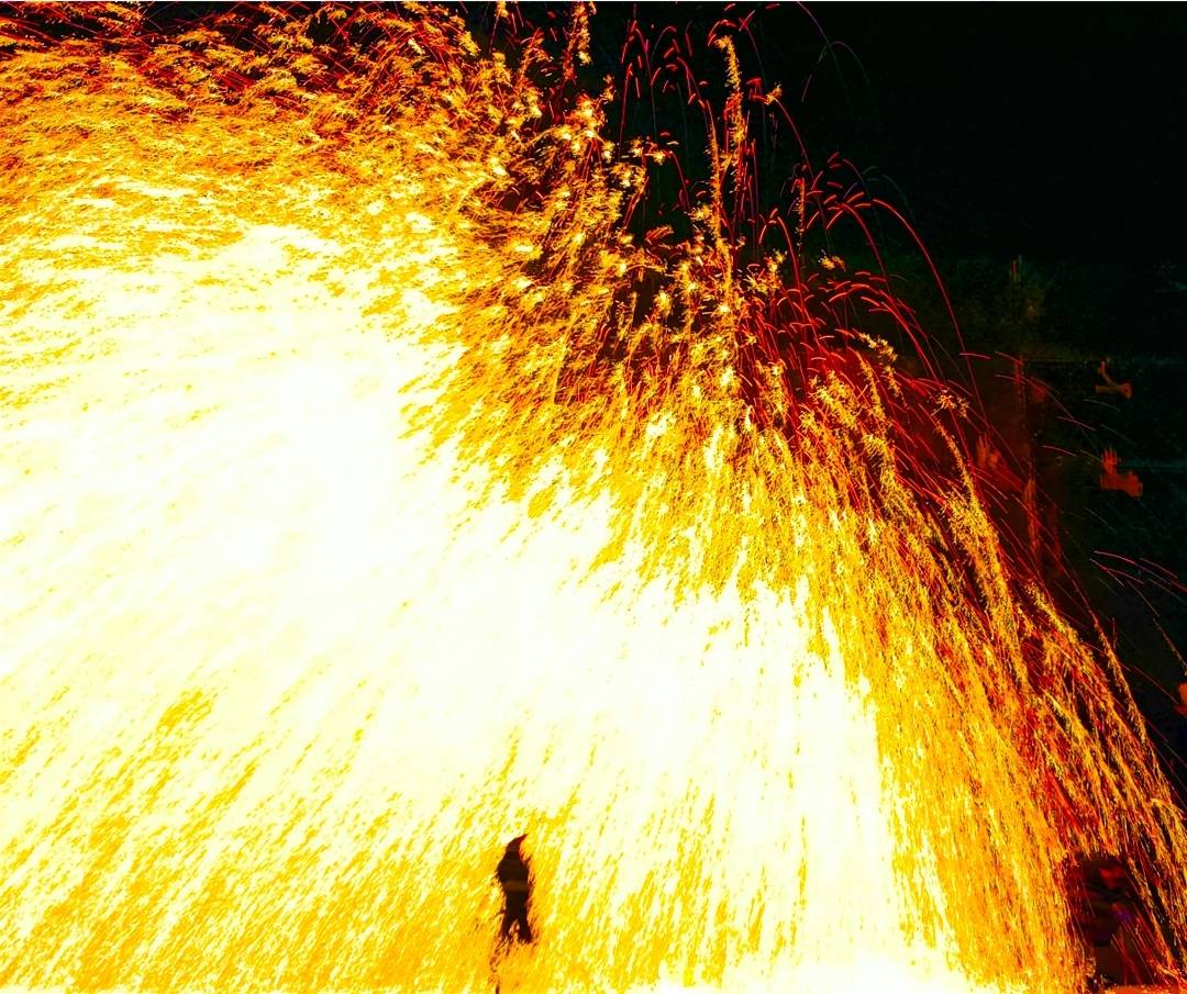 灵丘县非遗打铁花贺新春烟花秀添彩助力_表演_铁水_文化