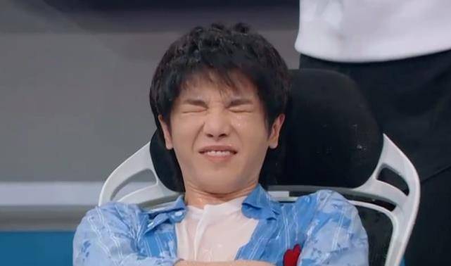 华晨宇被水浇一身,谁注意关晓彤的反应?太圈粉了!_沈腾_花花_图片