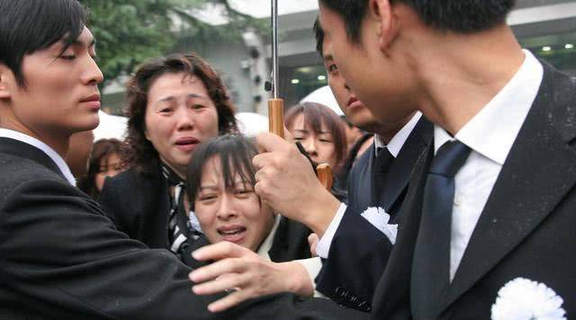 浙江首富座驾低调,38岁英年早逝,老婆带19亿遗产嫁给司机_王均_时候