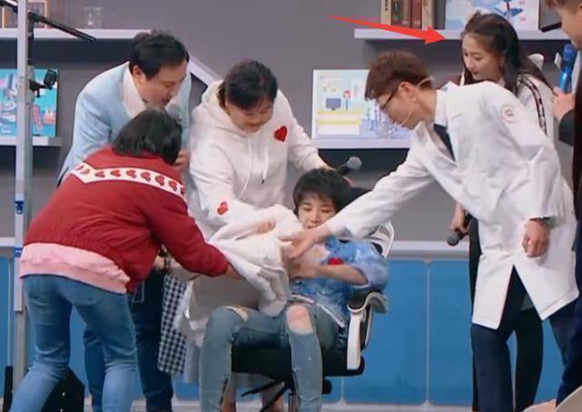 华晨宇被水浇一身,谁注意关晓彤的反应?太圈粉了!_沈腾_花花_图片