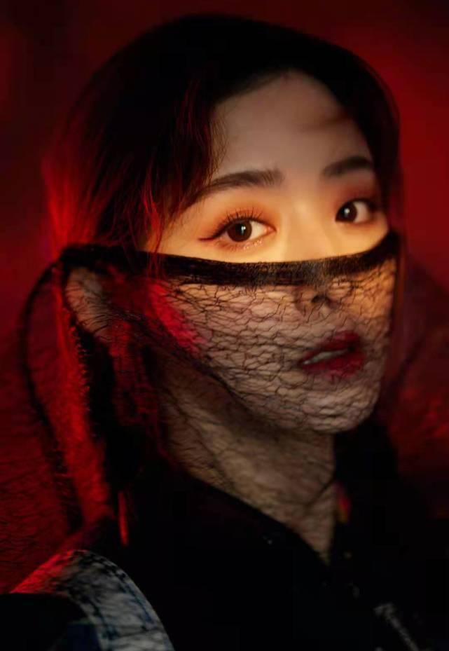 鞠婧祎已经不敢穿短裙,张含韵束手无措:求求你们别蹲下_明星_裙子