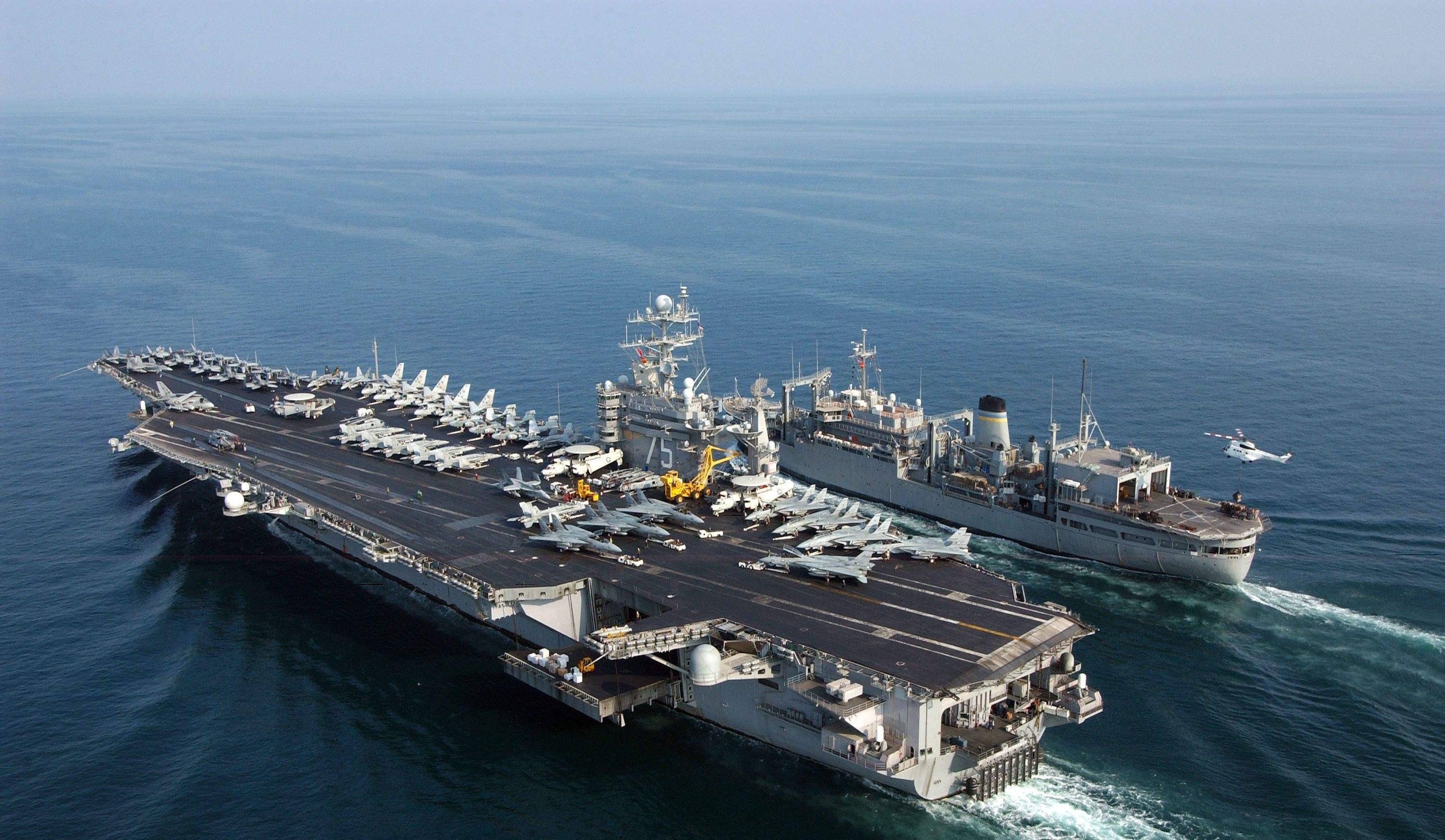 再加上它航行的时候需要很多部门通力协作,因此航母上的工作人员有