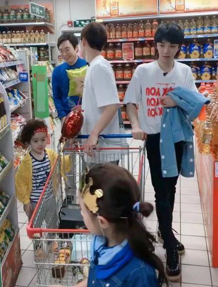 华晨宇带小孩买东西,谁注意购物车都买了啥?