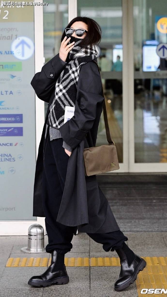 42岁全智贤堪称"风衣女神",一袭风衣搭格纹围巾墨镜,帅气如风_千颂伊