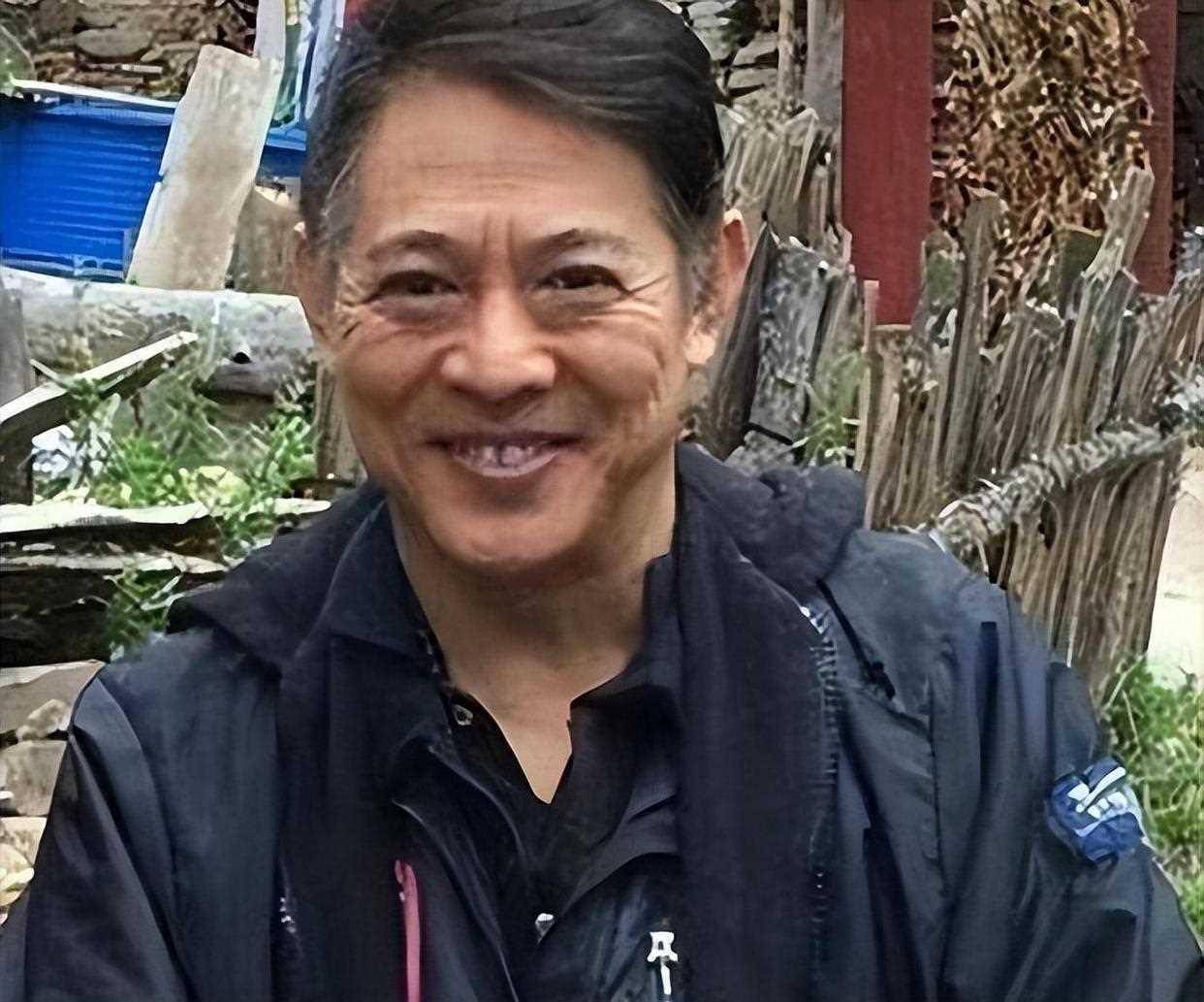 李连杰近照引热议,满脸老年斑显苍老,和利智跪坐念经,难以认出_变化