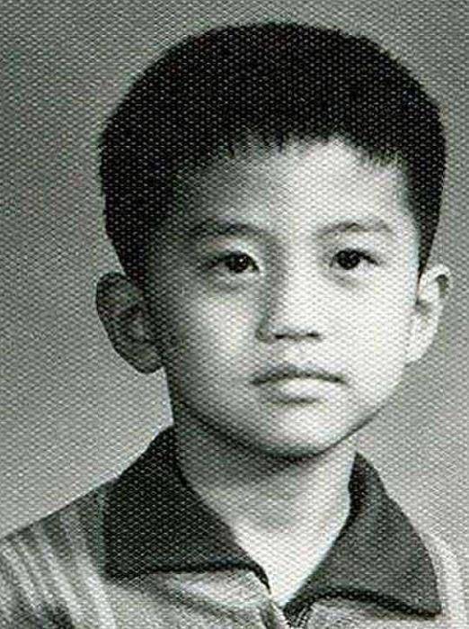 邓超那个时候太调皮了,所以常常挨揍,因为他年龄最小,加上调皮的性格