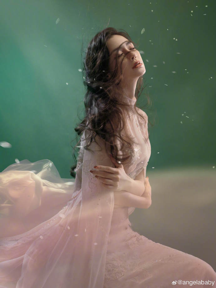 baby分享写真美照,国风旗袍装超惊艳,绝美五官甜如初恋_个人_照片