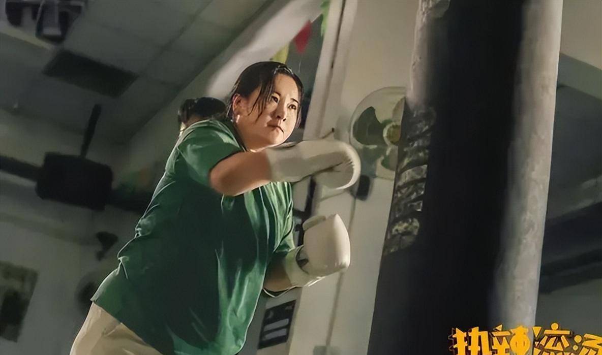 从已公布的电影剧照中,我们不难看出,现在的贾玲腹肌尽显,完全蜕变成