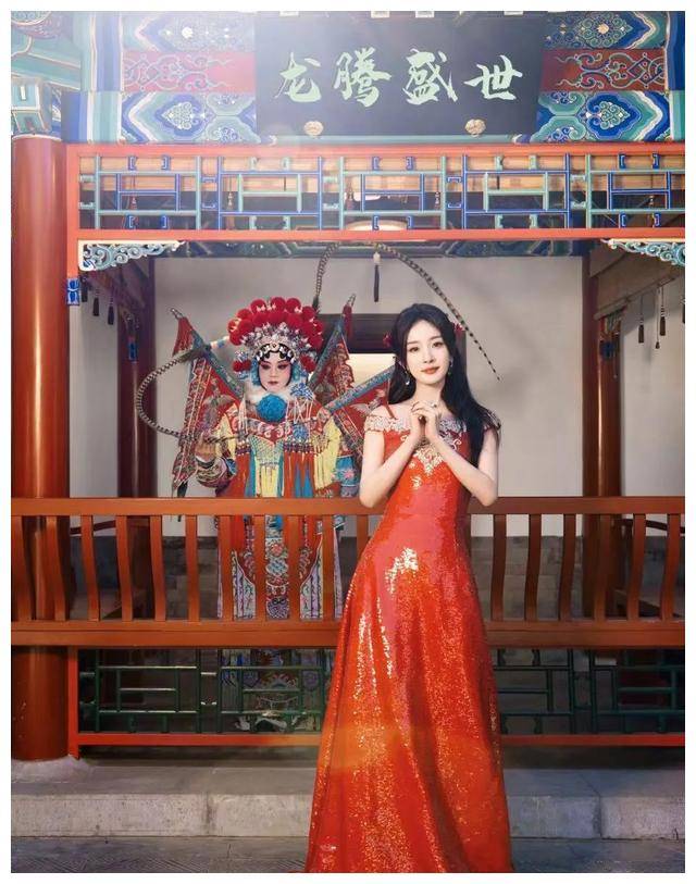 杨幂登上春晚,大红公主裙显香肩,前夫落选"第一美"?_魅力_红色_风格