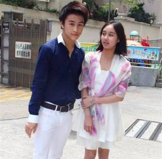 她比赌王小78岁,出生就坐拥700亿,18岁与梁安琪看戏满手大钻戒_何超欣