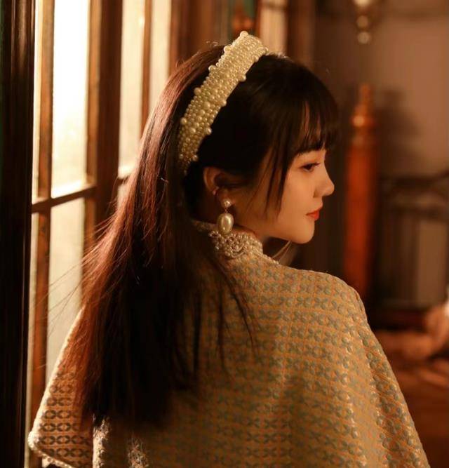 24岁林妙可近照曝光,晒复古写真名媛范儿足,脸上婴儿肥抢镜_照片_风格