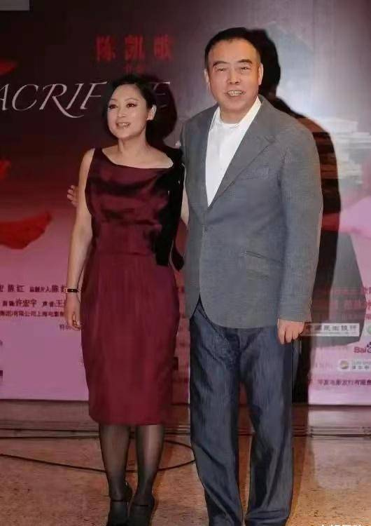 陈红和老公陈凯歌同框出席某活动,全程手牵手,恩爱互动让人羡慕_时尚