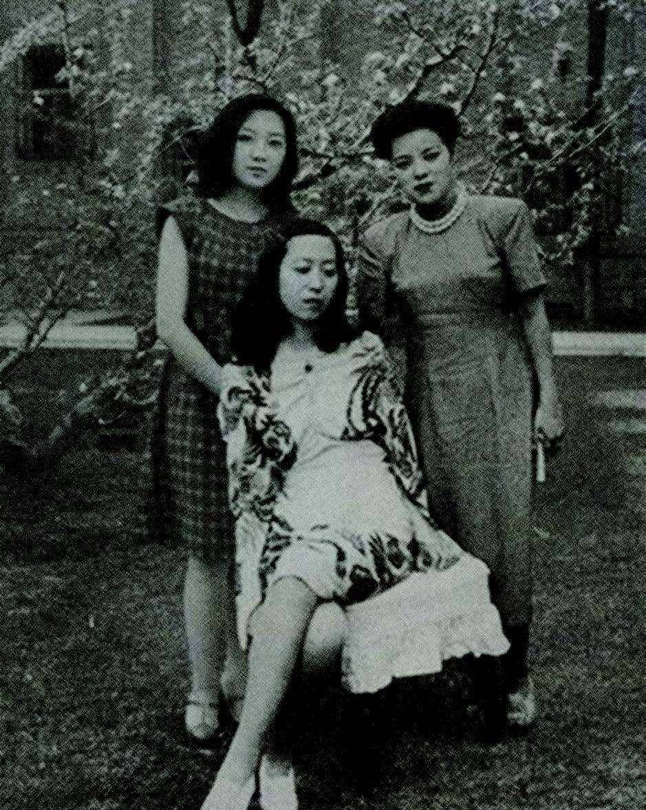 母亲黄素琼回国后看到张廷重要张爱玲学习所谓经典便非常气愤,接受