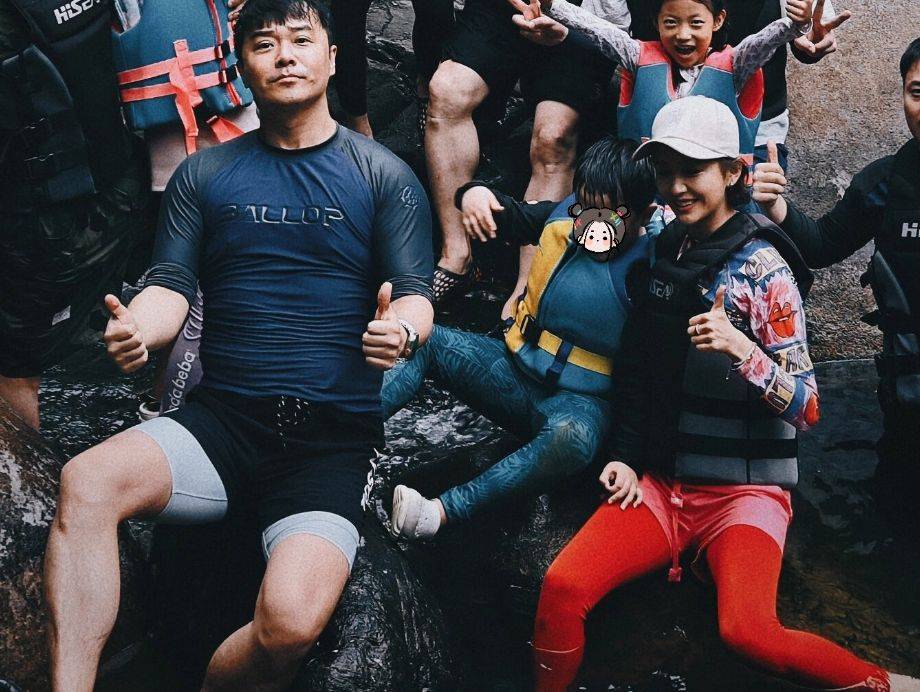 陈思诚佟丽娅离婚后带娃出游!亲密合影笑开花,朵朵像爸爸翻版