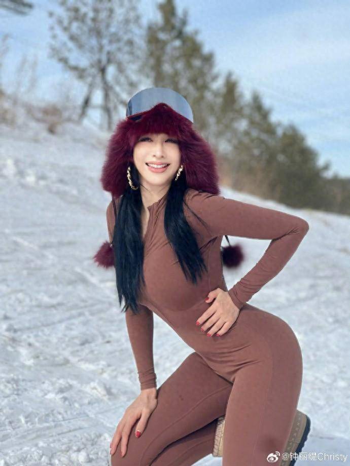 钟丽缇53岁身材引爆网络!网友惊呼:这才是真正的不老女神!