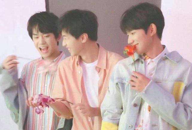 tfboys深夜同时更博,看清内容那刻,全网沸腾了!_图片_感情_回应