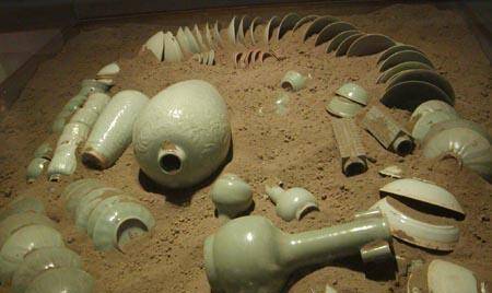 一锄头砸碎一件国宝,却突然挖出1000多件文物,专家感叹:罕见珍品_瓷器