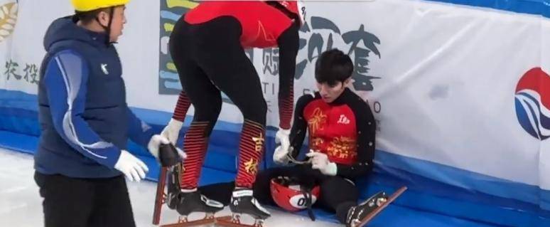 官方拒绝回放,观众高喊黑哨,电视名嘴叫屈_刘少昂_比赛_孙龙