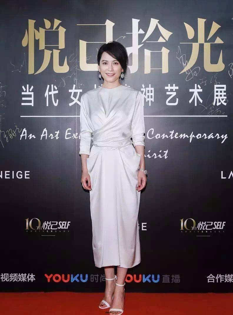 李冰冰露脐衫搭短裙显身材,但这个年龄段还是俞飞鸿打扮有气质_裙子