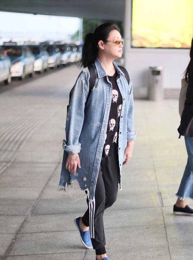 50 大s太会穿,运动裤也依旧挡不住的好气质.