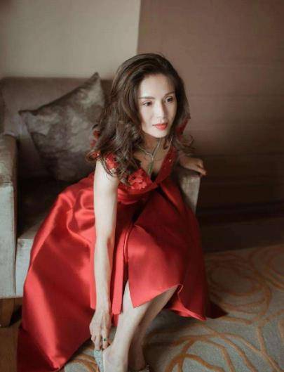 之前李若彤的年龄一直是个谜,但是最近她过