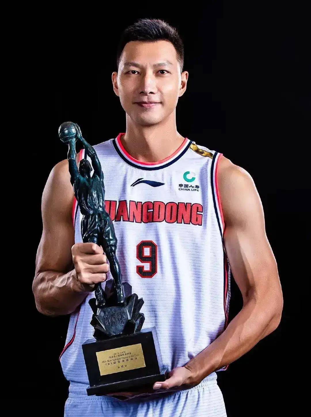 在公共场合身穿印着"朱八组合拳"图案的衣服,可以看出朱芳雨现在是干