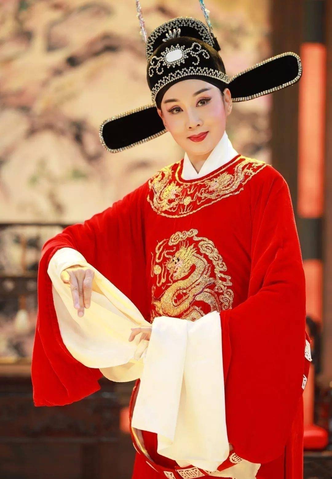 京剧老旦贾怀胤用京剧唱腔唱一些流行歌曲并且受到了很多人的喜爱和