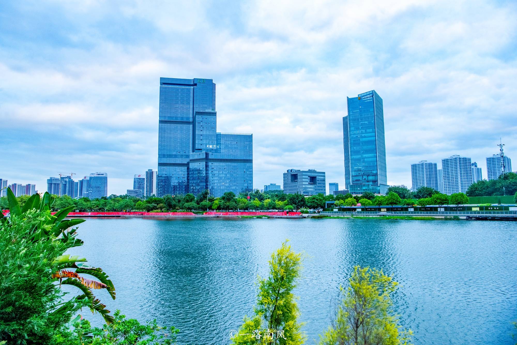 凤凰湖公园:一处集小岛,湖泊等自然景观于一体的休闲游览胜地,犹如数