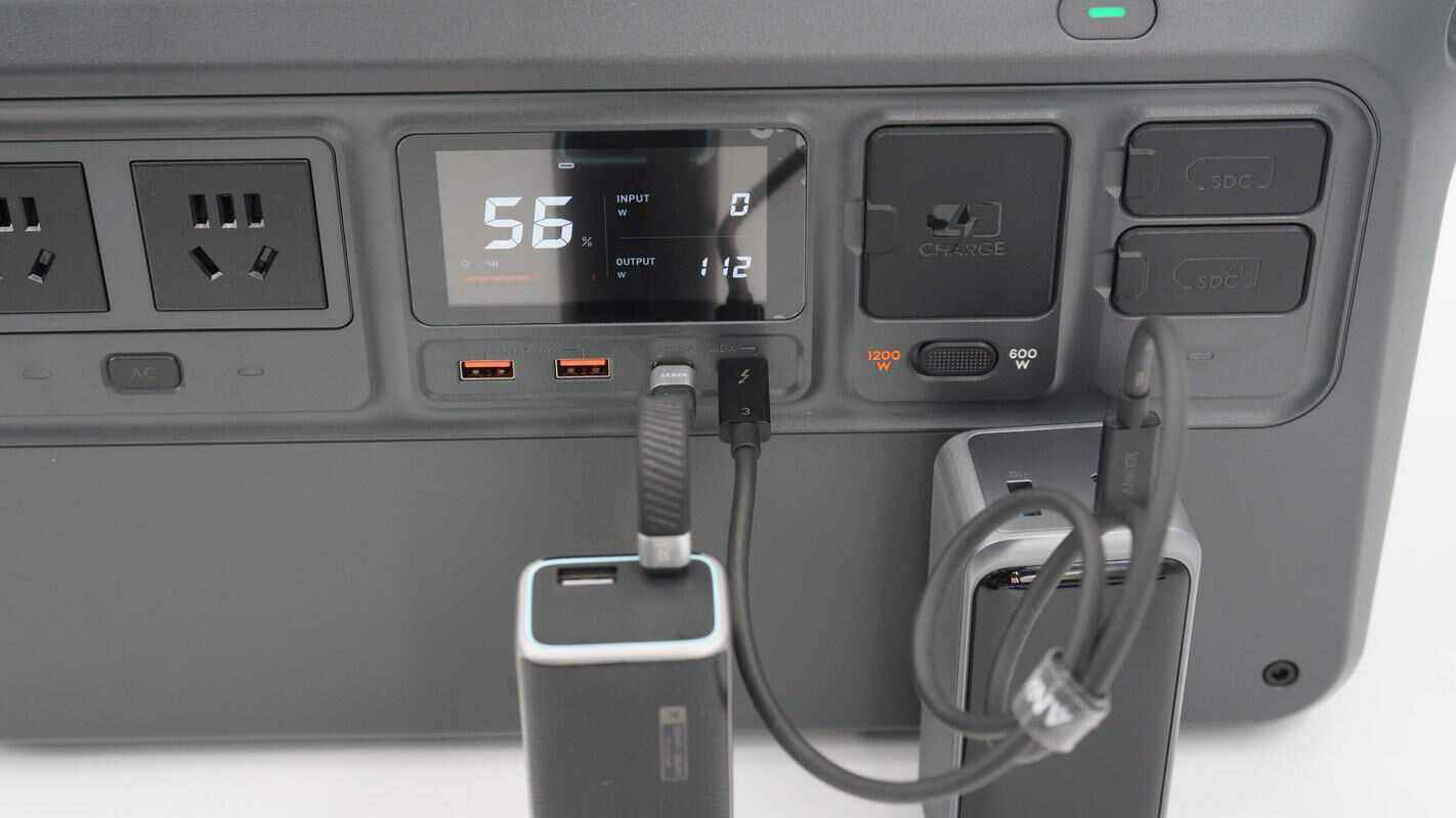 dc输出功率实测,使用140w usb-c快充口给移动电源充电,从显示屏可以