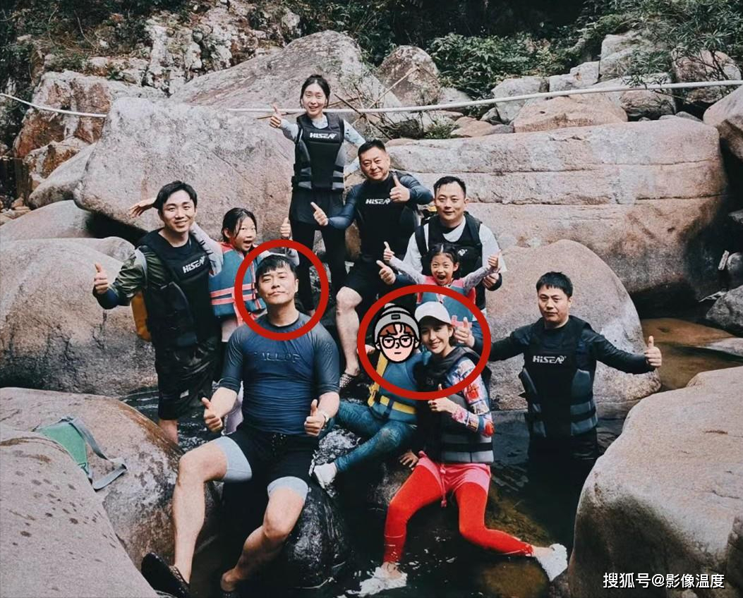 原来是陈思诚和佟丽娅陪着儿一起探险,陈思诚扬起高昂的头,肌肉发达