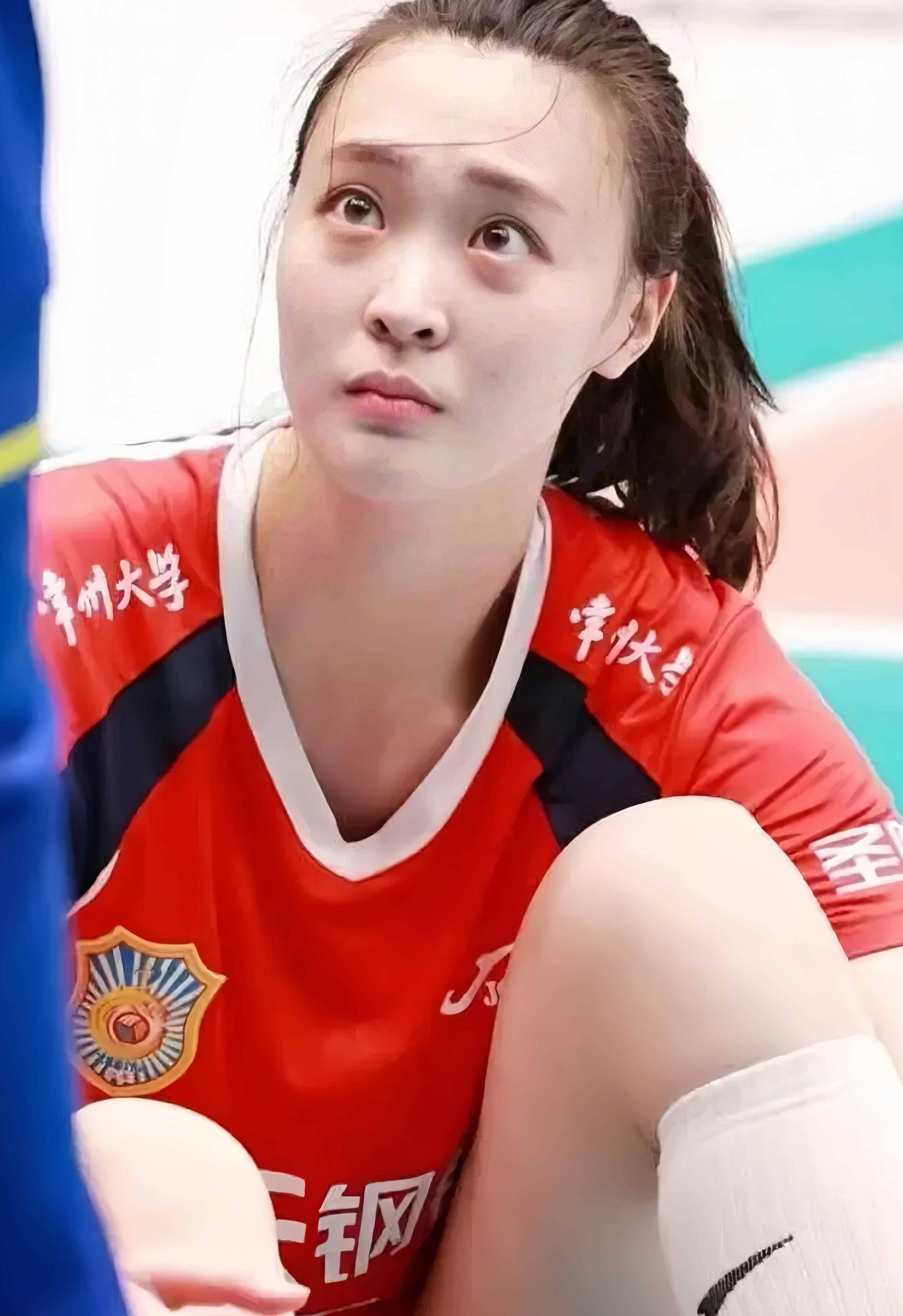 颜妮,以其拦网绝活和低调内敛的性格,在球场上展现出了无与伦比的魅力