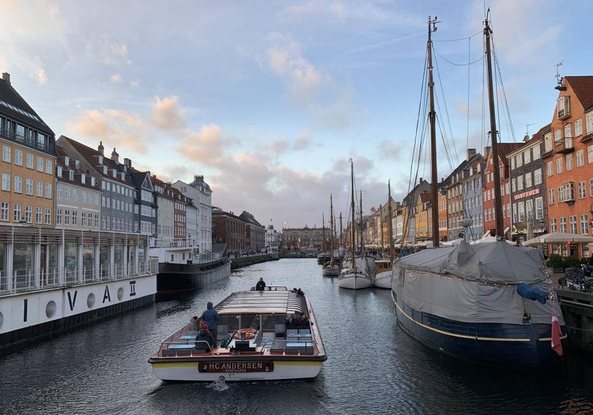 丹麦最具时尚的新港运河,桥上一把"同心锁"太搞笑了_游客_爱情_中国