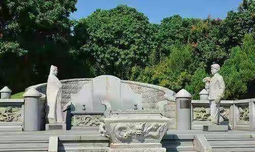 冒死偷回袁将军头颅的佘义士;一个是300多年后为了守墓而献身的佘焦平