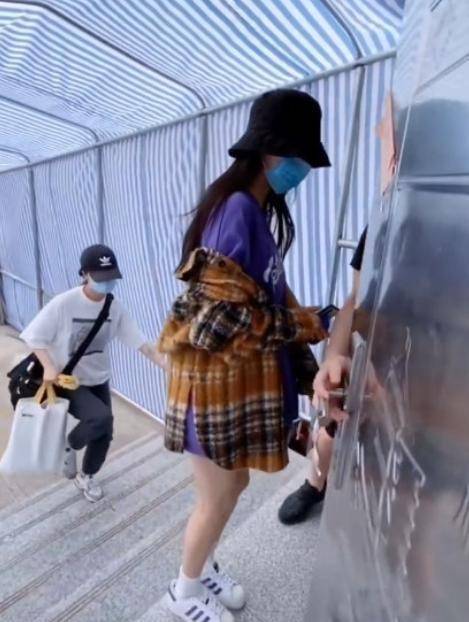 杨幂遭代拍恶意拍摄,看到角度那刻,网友集体怒了_明星_图片_众人