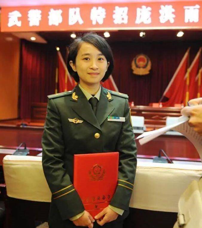 女武警庞洪雨:丈夫救人牺牲后,她特招入伍,直接被授予少校警衔_郑益