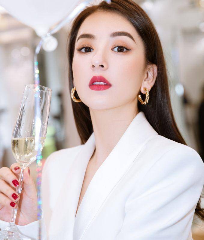 与熊黛林分手,郭富城遇到愿坐经济舱的方媛,是他最佳