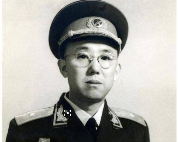 这位开国少将就是廖政国将军,这3个士兵的名字分别叫:徐琨,丁逸和张震