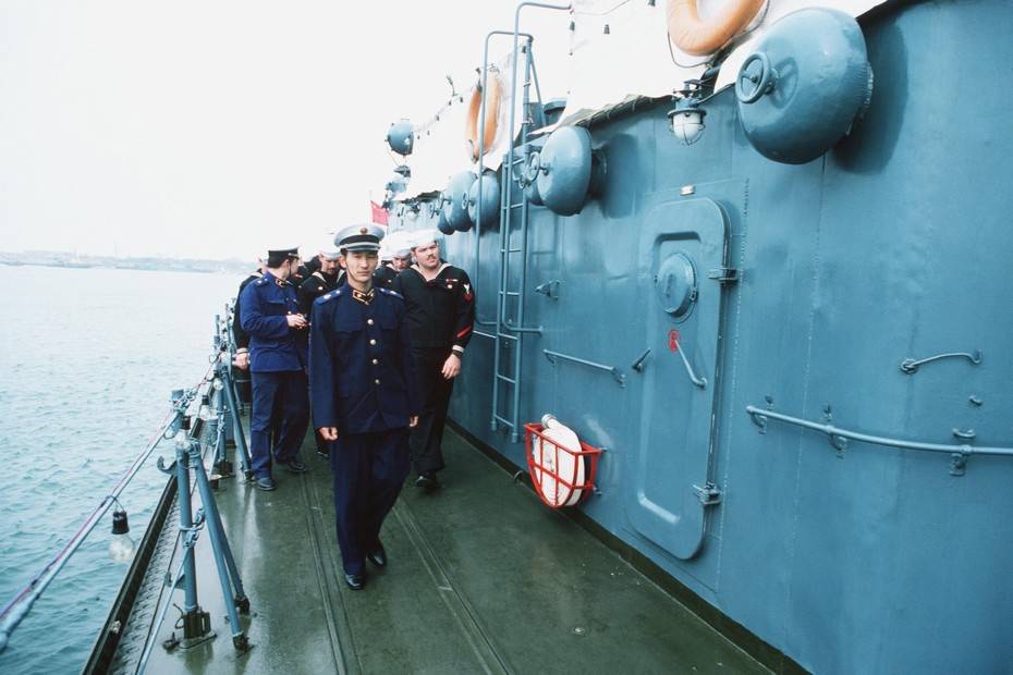 1986年11月5日美国海军军舰第一次访问中国,在青岛参观中国舰艇