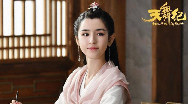 许凯《天舞纪》,以为女主吴佳怡很美,看到女二照片:挪不开眼!