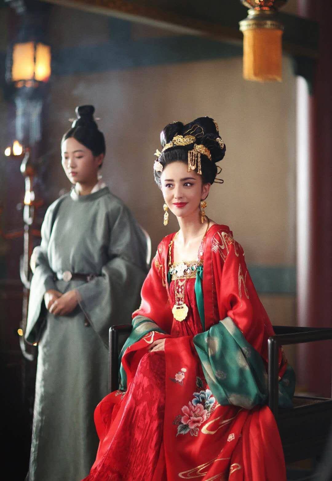 前段时间,佟丽娅再一次穿上古装,为某游戏拍摄了策划宣传片,这个扮相