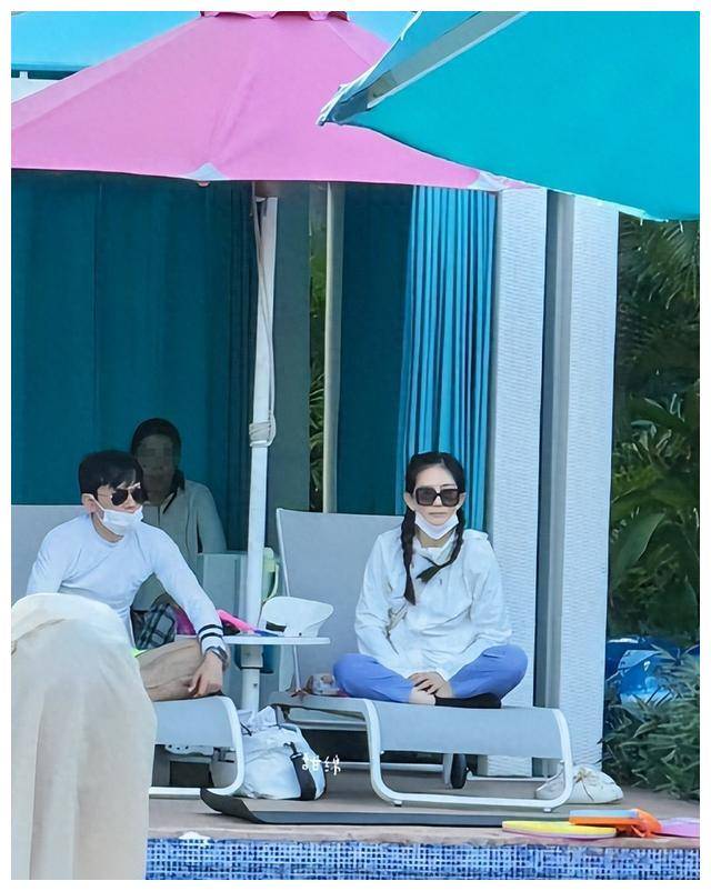 张杰,谢娜带女儿游海南,精力充沛,学游泳,满脸疲态?_生活_度假_明星