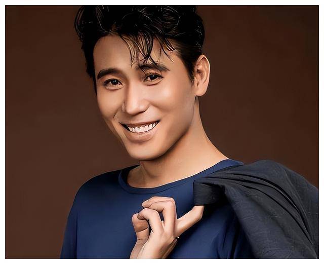 在话剧舞台上,李乃文经历了各种各样的角色挑战,从年轻小生到老年父亲