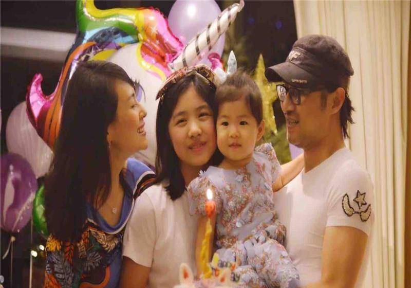 章子怡为小苹果庆生,两人不是亲母女,关系却一直亲密无间.