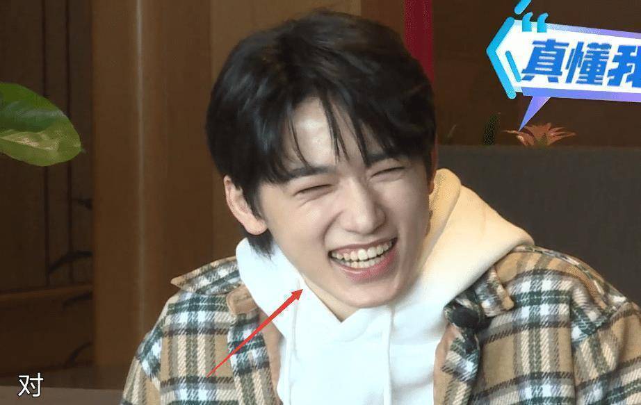 宋亚轩和吴彤吃饭,镜头放大十倍后,牙齿的颜色让女粉丝不知所措_王牌